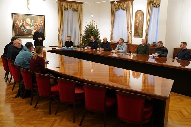 Održano javno potpisivanje ugovora s izvođačima radova za šest crkvenih objekata Varaždinske biskupije